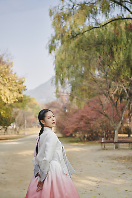 포토 JPG 주간 한국전통 응시 여자 서울 한명 상반신 20대 성인 야외 옆모습 한국인 가을 한복 뒷짐 경복궁 단아함 성인여자한명만 국내포토 자연요소 1 전통 시선 계절 뷰포인트 모션 한국 사람 동양인 청년 궁전 전통의상 여자한명만 성인여자만 파일형식