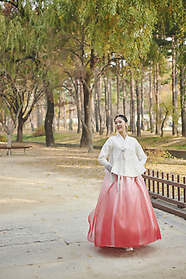 포토 JPG 주간 전신 한국전통 여자 서울 한명 미소 20대 성인 야외 앞모습 걷기 한국인 가을 한복 경복궁 단아함 성인여자한명만 국내포토 자연요소 1 전통 계절 뷰포인트 모션 한국 표정 사람 동양인 청년 궁전 전통의상 여자한명만 성인여자만 파일형식