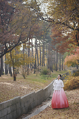포토 JPG 주간 전신 한국전통 여자 서울 한명 20대 성인 야외 옆모습 걷기 한국인 가을 한복 경복궁 단아함 성인여자한명만 국내포토 자연요소 1 전통 계절 뷰포인트 모션 한국 사람 동양인 청년 궁전 전통의상 여자한명만 성인여자만 파일형식
