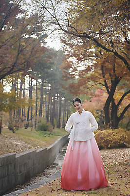 포토 JPG 주간 전신 한국전통 여자 서울 고개숙이기 한명 20대 성인 야외 앞모습 걷기 한국인 가을 한복 경복궁 단아함 성인여자한명만 국내포토 자연요소 1 전통 계절 뷰포인트 모션 한국 숙이기 사람 동양인 청년 궁전 전통의상 여자한명만 성인여자만 파일형식