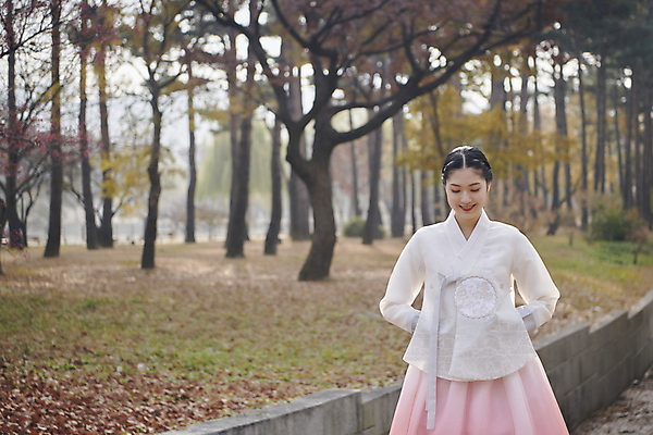 포토 JPG 주간 한국전통 여자 서울 한명 상반신 20대 성인 야외 앞모습 걷기 한국인 가을 한복 경복궁 단아함 성인여자한명만 내려보기 국내포토 자연요소 1 전통 계절 뷰포인트 모션 한국 사람 동양인 청년 궁전 전통의상 여자한명만 성인여자만 파일형식