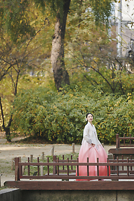 포토 JPG 주간 전신 한국전통 여자 서울 한명 20대 성인 야외 옆모습 걷기 한국인 가을 한복 경복궁 건너기 단아함 가교 성인여자한명만 국내포토 자연요소 1 전통 건축물 계절 뷰포인트 모션 한국 사람 동양인 청년 궁전 전통의상 여자한명만 성인여자만 파일형식
