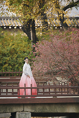 포토 JPG 주간 전신 한국전통 여자 서울 한명 20대 성인 야외 옆모습 걷기 한국인 가을 한복 경복궁 건너기 단아함 가교 성인여자한명만 내려보기 국내포토 자연요소 1 전통 건축물 계절 뷰포인트 모션 한국 사람 동양인 청년 궁전 전통의상 여자한명만 성인여자만 파일형식