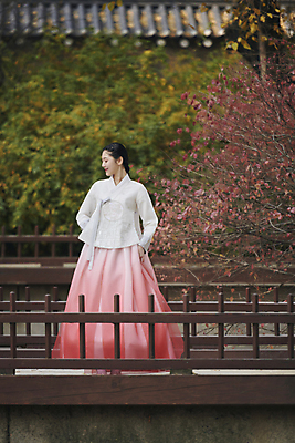 포토 JPG 주간 전신 한국전통 여자 서울 한명 서기 미소 20대 성인 야외 앞모습 한국인 가을 한복 경복궁 건너기 단아함 가교 성인여자한명만 국내포토 자연요소 1 전통 건축물 계절 뷰포인트 모션 한국 표정 사람 동양인 청년 궁전 전통의상 여자한명만 성인여자만 파일형식