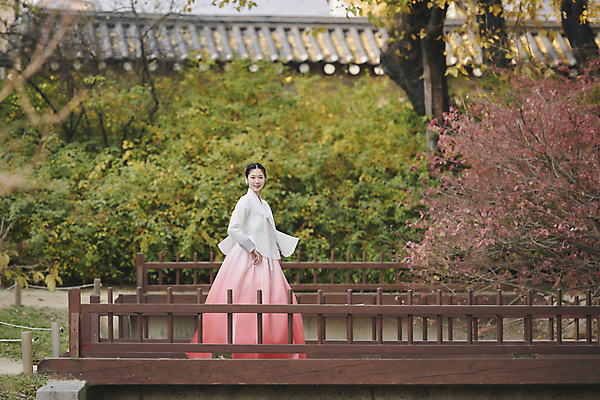 포토 JPG 주간 전신 한국전통 여자 서울 한명 20대 성인 야외 옆모습 걷기 한국인 가을 한복 경복궁 건너기 단아함 가교 성인여자한명만 국내포토 자연요소 1 전통 건축물 계절 뷰포인트 모션 한국 사람 동양인 청년 궁전 전통의상 여자한명만 성인여자만 파일형식