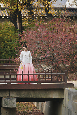 포토 JPG 주간 전신 한국전통 여자 서울 한명 들기 20대 성인 야외 앞모습 한국인 가을 한복 경복궁 호롱불 건너기 단아함 가교 성인여자한명만 내려보기 국내포토 자연요소 1 전통 건축물 계절 뷰포인트 모션 조명 한국 사람 동양인 청년 궁전 전통의상 여자한명만 성인여자만 파일형식