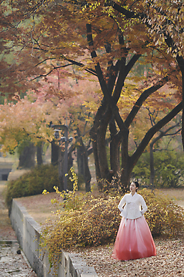 포토 JPG 주간 전신 한국전통 여자 단풍나무 서울 한명 서기 20대 성인 야외 앞모습 걷기 산책 한국인 가을 한복 경복궁 단아함 성인여자한명만 국내포토 자연요소 나무 1 전통 계절 뷰포인트 단풍 모션 휴식 한국 사람 동양인 청년 궁전 전통의상 여자한명만 성인여자만 파일형식