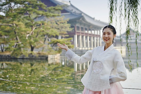 포토 JPG 주간 한국전통 여자 안내 서울 한명 미소 손짓 상반신 20대 성인 야외 앞모습 한국인 가을 한복 손내밀기 경복궁 단아함 성인여자한명만 국내포토 자연요소 1 전통 계절 뷰포인트 모션 한국 표정 사람 동양인 청년 궁전 전통의상 여자한명만 성인여자만 파일형식