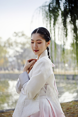 포토 JPG 주간 한국전통 여자 서울 한명 미소 상반신 20대 성인 야외 옆모습 아웃포커스 한국인 가을 한복 경복궁 손모으기 단아함 성인여자한명만 내려보기 국내포토 자연요소 1 전통 계절 뷰포인트 모션 한국 촬영기법 표정 사람 동양인 손짓 청년 궁전 전통의상 여자한명만 성인여자만 파일형식