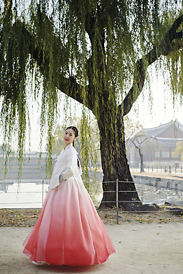 포토 JPG 주간 전신 한국전통 응시 여자 서울 한명 20대 성인 야외 옆모습 걷기 한국인 가을 한복 버드나무 경복궁 단아함 성인여자한명만 국내포토 자연요소 나무 1 전통 시선 계절 뷰포인트 모션 한국 사람 동양인 청년 궁전 전통의상 여자한명만 성인여자만 파일형식