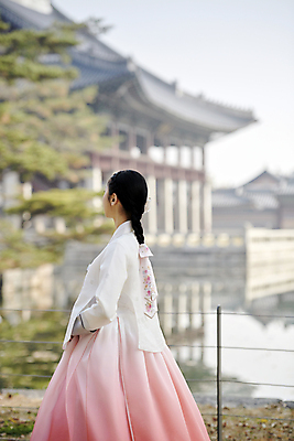 포토 JPG 주간 한국전통 여자 서울 한명 상반신 20대 성인 야외 옆모습 아웃포커스 산책 한국인 가을 한복 경복궁 단아함 성인여자한명만 국내포토 자연요소 1 전통 계절 뷰포인트 휴식 한국 촬영기법 사람 동양인 청년 궁전 전통의상 여자한명만 성인여자만 파일형식