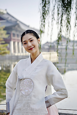 포토 JPG 주간 한국전통 응시 여자 호수 서울 한명 미소 상반신 20대 성인 야외 앞모습 아웃포커스 한국인 가을 한복 경복궁 단아함 성인여자한명만 국내포토 자연요소 1 전통 시선 계절 뷰포인트 한국 촬영기법 표정 사람 동양인 청년 궁전 전통의상 여자한명만 성인여자만 파일형식