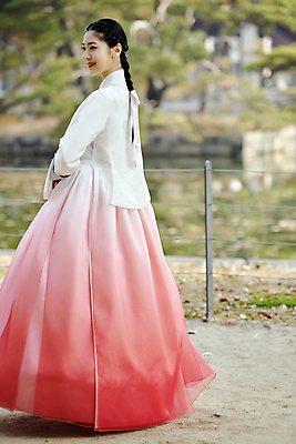 포토 JPG 주간 전신 한국전통 여자 서울 한명 미소 20대 성인 야외 옆모습 아웃포커스 걷기 산책 한국인 가을 한복 경복궁 단아함 성인여자한명만 국내포토 자연요소 1 전통 계절 뷰포인트 모션 휴식 한국 촬영기법 표정 사람 동양인 청년 궁전 전통의상 여자한명만 성인여자만 파일형식