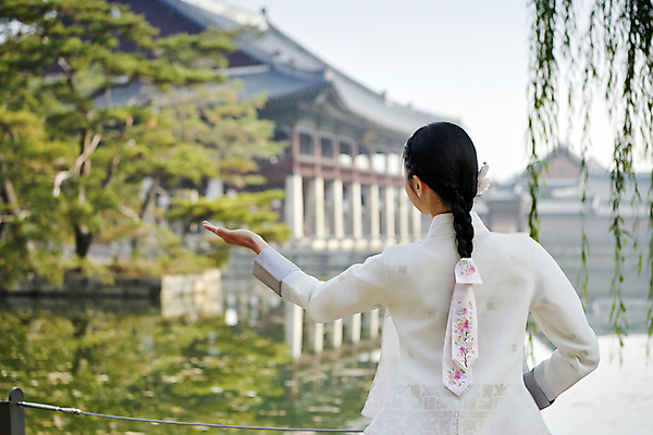 포토 JPG 주간 한국전통 여자 안내 서울 한명 상반신 20대 성인 야외 뒷모습 아웃포커스 한국인 가을 한복 손내밀기 경복궁 단아함 성인여자한명만 국내포토 자연요소 1 전통 계절 뷰포인트 한국 촬영기법 사람 동양인 손짓 청년 궁전 전통의상 여자한명만 성인여자만 파일형식