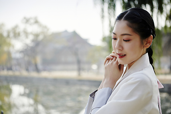 포토 JPG 주간 한국전통 여자 서울 한명 상반신 20대 성인 야외 옆모습 아웃포커스 한국인 가을 한복 경복궁 손모으기 단아함 성인여자한명만 내려보기 국내포토 자연요소 1 전통 계절 뷰포인트 모션 한국 촬영기법 사람 동양인 손짓 청년 궁전 전통의상 여자한명만 성인여자만 파일형식