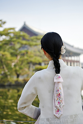 포토 JPG 주간 한국전통 여자 서울 땋은머리 한명 상반신 20대 성인 야외 뒷모습 아웃포커스 한국인 가을 한복 경복궁 단아함 성인여자한명만 국내포토 자연요소 1 전통 헤어스타일 계절 뷰포인트 한국 촬영기법 사람 동양인 청년 궁전 전통의상 여자한명만 성인여자만 파일형식