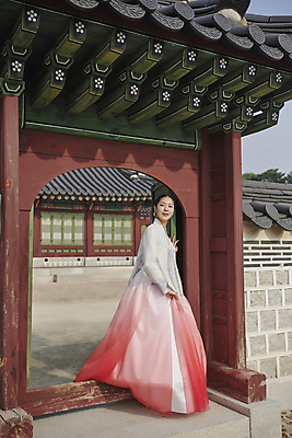 포토 JPG 주간 전신 한국전통 여자 서울 한명 20대 성인 야외 옆모습 걷기 한국인 가을 한복 대문 경복궁 단아함 손짚기 성인여자한명만 나오기 국내포토 자연요소 1 전통 계절 뷰포인트 모션 한국 사람 동양인 손짓 청년 문 궁전 전통의상 여자한명만 성인여자만 파일형식