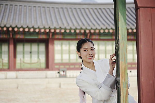 포토 JPG 주간 한국전통 여자 서울 한명 미소 상반신 20대 성인 야외 앞모습 한국인 가을 한복 경복궁 단아함 성인여자한명만 나오기 국내포토 자연요소 1 전통 계절 뷰포인트 모션 한국 표정 사람 동양인 청년 궁전 전통의상 여자한명만 성인여자만 파일형식