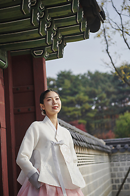 포토 JPG 주간 한국전통 응시 여자 서울 한명 상반신 20대 성인 야외 옆모습 한국인 가을 한복 대문 경복궁 단아함 성인여자한명만 국내포토 자연요소 1 전통 시선 계절 뷰포인트 한국 사람 동양인 청년 문 궁전 전통의상 여자한명만 성인여자만 파일형식
