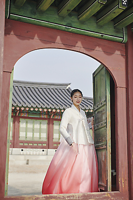 포토 JPG 주간 전신 한국전통 여자 서울 한명 20대 성인 야외 앞모습 한국인 가을 한복 대문 경복궁 단아함 성인여자한명만 내려보기 나오기 국내포토 자연요소 1 전통 계절 뷰포인트 모션 한국 사람 동양인 청년 문 궁전 전통의상 여자한명만 성인여자만 파일형식