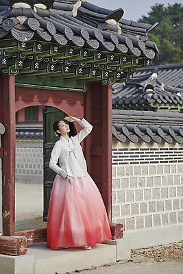 포토 JPG 주간 전신 한국전통 여자 서울 한명 서기 20대 성인 야외 옆모습 한국인 올려보기 가을 가림 한복 대문 경복궁 단아함 성인여자한명만 국내포토 자연요소 1 전통 계절 뷰포인트 모션 한국 사람 동양인 청년 문 궁전 전통의상 여자한명만 성인여자만 파일형식