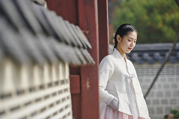 포토 JPG 주간 한국전통 여자 서울 한명 상반신 20대 성인 야외 옆모습 한국인 가을 소프트포커스 한복 대문 경복궁 단아함 성인여자한명만 기와담장 내려보기 국내포토 자연요소 1 전통 계절 뷰포인트 모션 한국 촬영기법 기와 사람 동양인 청년 담장 문 궁전 전통의상 여자한명만 성인여자만 파일형식