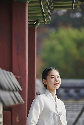포토 JPG 주간 한국전통 응시 여자 서울 한명 미소 상반신 20대 성인 야외 옆모습 아웃포커스 한국인 가을 소프트포커스 한복 대문 경복궁 단아함 성인여자한명만 기와담장 국내포토 자연요소 1 전통 시선 계절 뷰포인트 한국 촬영기법 표정 기와 사람 동양인 청년 담장 문 궁전 전통의상 여자한명만 성인여자만 파일형식