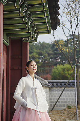 포토 JPG 주간 한국전통 여자 서울 한명 상반신 20대 성인 야외 옆모습 눈감음 한국인 가을 한복 경복궁 단아함 성인여자한명만 국내포토 자연요소 1 전통 계절 뷰포인트 모션 한국 사람 동양인 청년 궁전 전통의상 여자한명만 성인여자만 파일형식