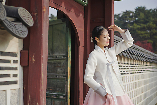 포토 JPG 주간 한국전통 여자 서울 한명 미소 상반신 20대 성인 야외 옆모습 눈감음 한국인 가을 가림 한복 경복궁 단아함 성인여자한명만 국내포토 자연요소 1 전통 계절 뷰포인트 모션 한국 표정 사람 동양인 청년 궁전 전통의상 여자한명만 성인여자만 파일형식