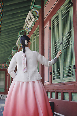 포토 JPG 주간 한국전통 여자 서울 한명 상반신 20대 성인 야외 뒷모습 만지기 한국인 가을 한복 경복궁 단아함 손짚기 성인여자한명만 국내포토 자연요소 1 전통 계절 뷰포인트 모션 한국 사람 동양인 손짓 청년 궁전 전통의상 여자한명만 성인여자만 파일형식