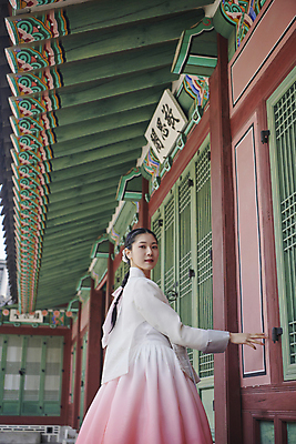 포토 JPG 주간 한국전통 여자 서울 한명 손짓 상반신 20대 성인 야외 옆모습 한국인 가을 뒤돌아보기 한복 경복궁 단아함 성인여자한명만 국내포토 자연요소 1 전통 계절 뷰포인트 모션 한국 사람 동양인 청년 궁전 전통의상 여자한명만 성인여자만 파일형식