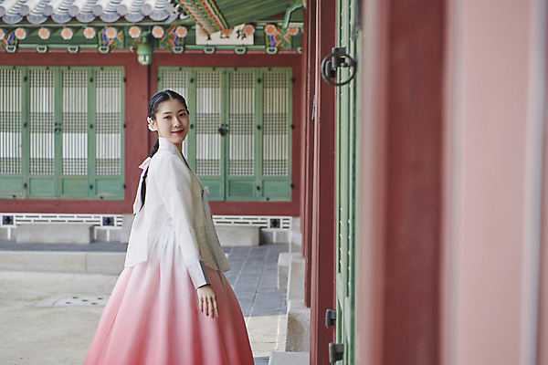 포토 JPG 주간 한국전통 여자 서울 한명 미소 상반신 20대 성인 야외 옆모습 한국인 가을 뒤돌아보기 한복 경복궁 단아함 성인여자한명만 국내포토 자연요소 1 전통 계절 뷰포인트 모션 한국 표정 사람 동양인 청년 궁전 전통의상 여자한명만 성인여자만 파일형식