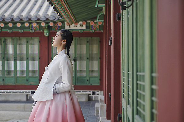 포토 JPG 주간 한국전통 응시 여자 서울 한명 상반신 20대 성인 야외 옆모습 한국인 올려보기 가을 한복 경복궁 단아함 성인여자한명만 국내포토 자연요소 1 전통 시선 계절 뷰포인트 모션 한국 사람 동양인 청년 궁전 전통의상 여자한명만 성인여자만 파일형식