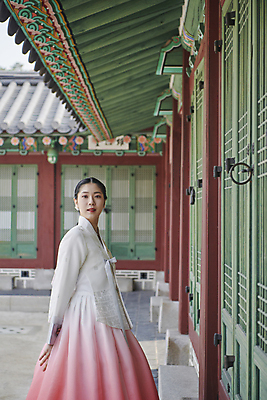 포토 JPG 주간 한국전통 응시 여자 서울 한명 상반신 20대 성인 야외 옆모습 한국인 가을 한복 뒷짐 경복궁 단아함 성인여자한명만 국내포토 자연요소 1 전통 시선 계절 뷰포인트 모션 한국 사람 동양인 청년 궁전 전통의상 여자한명만 성인여자만 파일형식