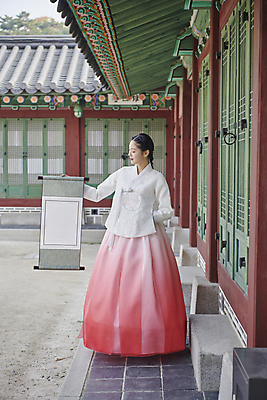 포토 JPG 주간 전신 한국전통 여자 서울 한명 서기 들기 20대 성인 야외 앞모습 한국인 가을 한복 경복궁 보여주기 단아함 성인여자한명만 국내포토 자연요소 1 전통 계절 뷰포인트 모션 한국 사람 동양인 청년 궁전 전통의상 여자한명만 성인여자만 파일형식