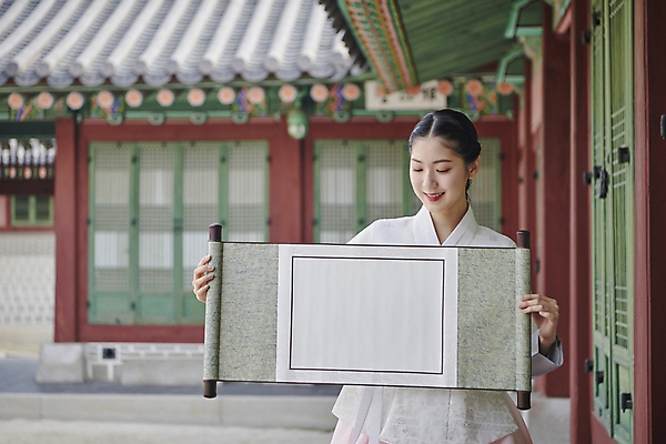 포토 JPG 주간 한국전통 응시 여자 서울 한명 미소 들기 상반신 20대 성인 야외 앞모습 한국인 가을 한복 경복궁 족자 보여주기 단아함 성인여자한명만 내려보기 국내포토 자연요소 1 전통 시선 계절 뷰포인트 모션 한국 표정 사람 동양인 청년 궁전 전통의상 여자한명만 성인여자만 파일형식