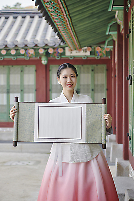 포토 JPG 주간 한국전통 여자 서울 한명 미소 들기 상반신 20대 성인 야외 앞모습 한국인 가을 한복 경복궁 족자 보여주기 단아함 성인여자한명만 국내포토 자연요소 1 전통 계절 뷰포인트 모션 한국 표정 사람 동양인 청년 궁전 전통의상 여자한명만 성인여자만 파일형식