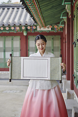 포토 JPG 주간 한국전통 응시 여자 서울 한명 미소 들기 상반신 20대 성인 야외 앞모습 한국인 가을 한복 경복궁 족자 보여주기 단아함 성인여자한명만 내려보기 국내포토 자연요소 1 전통 시선 계절 뷰포인트 모션 한국 표정 사람 동양인 청년 궁전 전통의상 여자한명만 성인여자만 파일형식