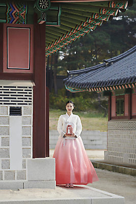 포토 JPG 주간 전신 한국전통 여자 서울 한명 서기 들기 20대 성인 야외 앞모습 선물상자 한국인 가을 한복 보따리 경복궁 단아함 추석선물 성인여자한명만 명절선물 국내포토 자연요소 1 전통 계절 명절 뷰포인트 모션 한국 선물 사람 동양인 청년 상자 추석 궁전 전통의상 여자한명만 성인여자만 파일형식