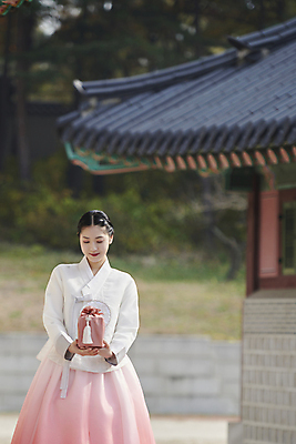 포토 JPG 주간 한국전통 응시 여자 서울 한명 들기 상반신 20대 성인 야외 앞모습 아웃포커스 선물상자 한국인 가을 한복 보따리 경복궁 단아함 추석선물 성인여자한명만 내려보기 명절선물 국내포토 자연요소 1 전통 시선 계절 명절 뷰포인트 모션 한국 촬영기법 선물 사람 동양인 청년 상자 추석 궁전 전통의상 여자한명만 성인여자만 파일형식