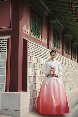 포토 JPG 주간 전신 한국전통 여자 서울 한명 서기 들기 20대 성인 야외 앞모습 선물상자 한국인 가을 한복 보따리 경복궁 단아함 추석선물 성인여자한명만 내려보기 명절선물 국내포토 자연요소 1 전통 계절 명절 뷰포인트 모션 한국 선물 사람 동양인 청년 상자 추석 궁전 전통의상 여자한명만 성인여자만 파일형식