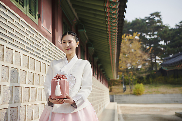 포토 JPG 주간 한국전통 응시 여자 서울 한명 미소 들기 상반신 20대 성인 야외 앞모습 선물상자 한국인 가을 한복 보따리 경복궁 단아함 추석선물 성인여자한명만 명절선물 국내포토 자연요소 1 전통 시선 계절 명절 뷰포인트 모션 한국 표정 선물 사람 동양인 청년 상자 추석 궁전 전통의상 여자한명만 성인여자만 파일형식