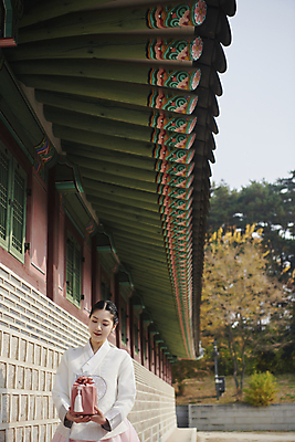 포토 JPG 주간 한국전통 응시 여자 서울 한명 들기 상반신 20대 성인 야외 앞모습 선물상자 한국인 가을 한복 보따리 경복궁 단아함 추석선물 성인여자한명만 내려보기 명절선물 국내포토 자연요소 1 전통 시선 계절 명절 뷰포인트 모션 한국 선물 사람 동양인 청년 상자 추석 궁전 전통의상 여자한명만 성인여자만 파일형식