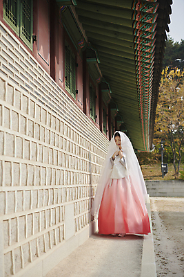 포토 JPG 주간 전신 한국전통 여자 서울 한명 20대 성인 야외 앞모습 걷기 한국인 가을 한복 경복궁 덮기 단아함 쓰개치마 성인여자한명만 내려보기 국내포토 자연요소 1 전통 계절 뷰포인트 모션 한국 사람 동양인 청년 궁전 전통의상 여자한명만 성인여자만 파일형식