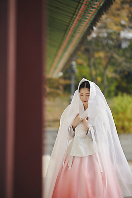 포토 JPG 주간 한국전통 여자 서울 한명 상반신 20대 성인 야외 앞모습 한국인 가을 소프트포커스 한복 경복궁 덮기 단아함 쓰개치마 성인여자한명만 내려보기 국내포토 자연요소 1 전통 계절 뷰포인트 모션 한국 촬영기법 사람 동양인 청년 궁전 전통의상 여자한명만 성인여자만 파일형식