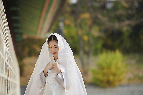 포토 JPG 주간 한국전통 여자 서울 한명 상반신 20대 성인 야외 앞모습 아웃포커스 한국인 가을 한복 경복궁 덮기 단아함 쓰개치마 성인여자한명만 내려보기 국내포토 자연요소 1 전통 계절 뷰포인트 모션 한국 촬영기법 사람 동양인 청년 궁전 전통의상 여자한명만 성인여자만 파일형식