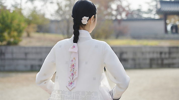 포토 JPG 주간 한국전통 여자 서울 한명 근접촬영 상반신 20대 성인 야외 뒷모습 아웃포커스 산책 한국인 가을 한복 경복궁 단아함 댕기 성인여자한명만 국내포토 자연요소 1 전통 계절 뷰포인트 휴식 한국 촬영기법 사람 동양인 청년 궁전 전통의상 여자한명만 성인여자만 파일형식