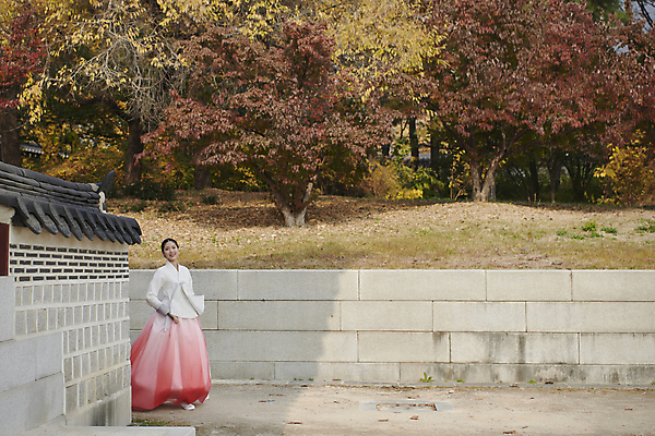 포토 JPG 주간 전신 한국전통 여자 서울 한명 미소 20대 성인 야외 앞모습 달리기 한국인 가을 골목길 한복 경복궁 단아함 성인여자한명만 나오기 국내포토 자연요소 1 전통 계절 길 뷰포인트 모션 한국 표정 사람 동양인 청년 궁전 전통의상 여자한명만 성인여자만 파일형식