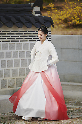 포토 JPG 주간 전신 한국전통 여자 서울 한명 미소 20대 성인 야외 옆모습 걷기 한국인 가을 한복 경복궁 단아함 성인여자한명만 국내포토 자연요소 1 전통 계절 뷰포인트 모션 한국 표정 사람 동양인 청년 궁전 전통의상 여자한명만 성인여자만 파일형식