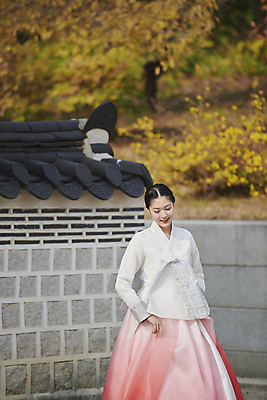 포토 JPG 주간 한국전통 여자 서울 한명 미소 상반신 20대 성인 야외 앞모습 걷기 한국인 가을 한복 경복궁 단아함 성인여자한명만 내려보기 국내포토 자연요소 1 전통 계절 뷰포인트 모션 한국 표정 사람 동양인 청년 궁전 전통의상 여자한명만 성인여자만 파일형식